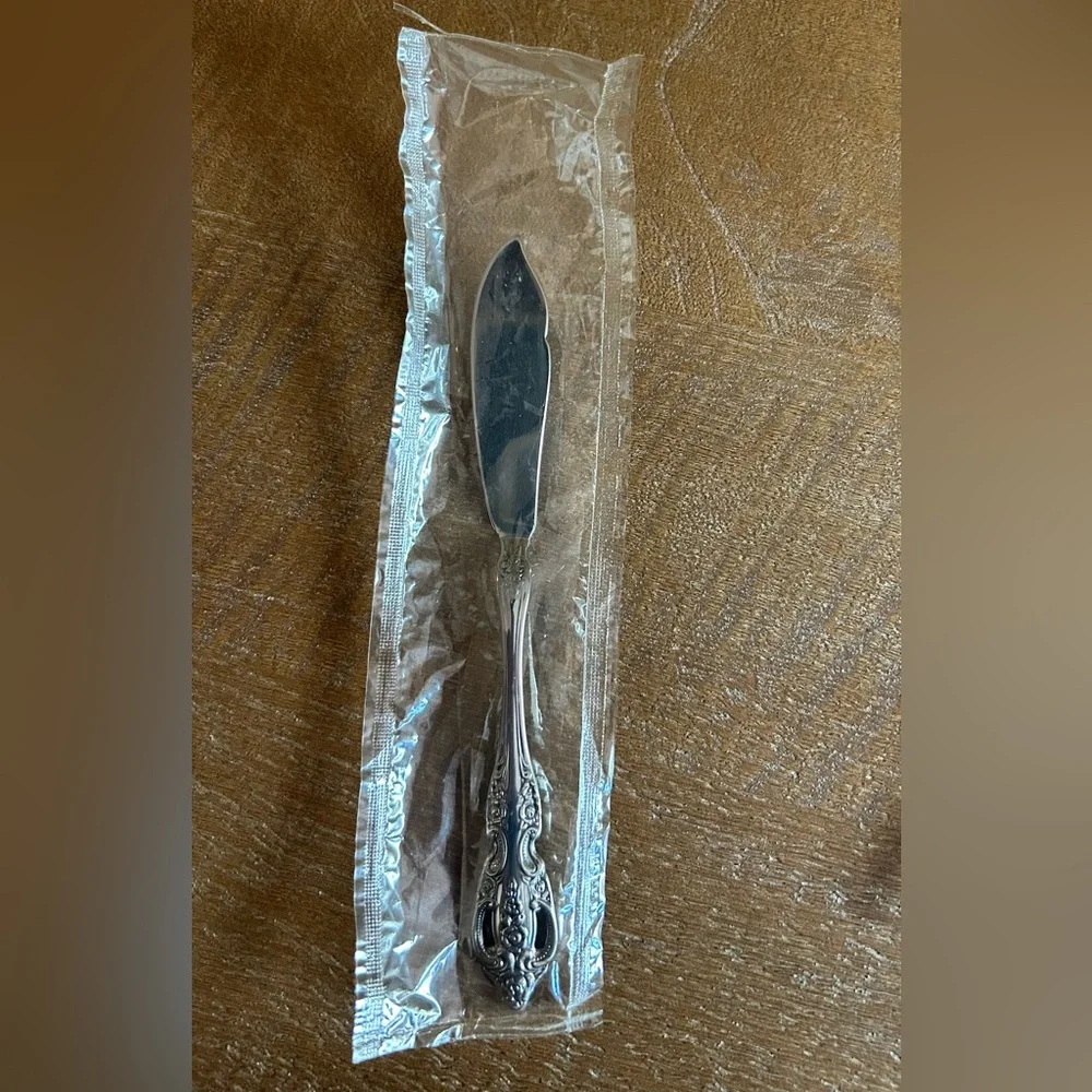 Oneida Pembrooke Renoir butter knife